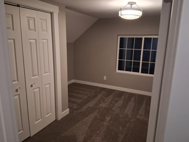 2nd Floor bed1 - 1714 E Walnut St