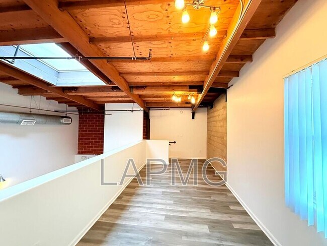 Building Photo - 1734 N Main St