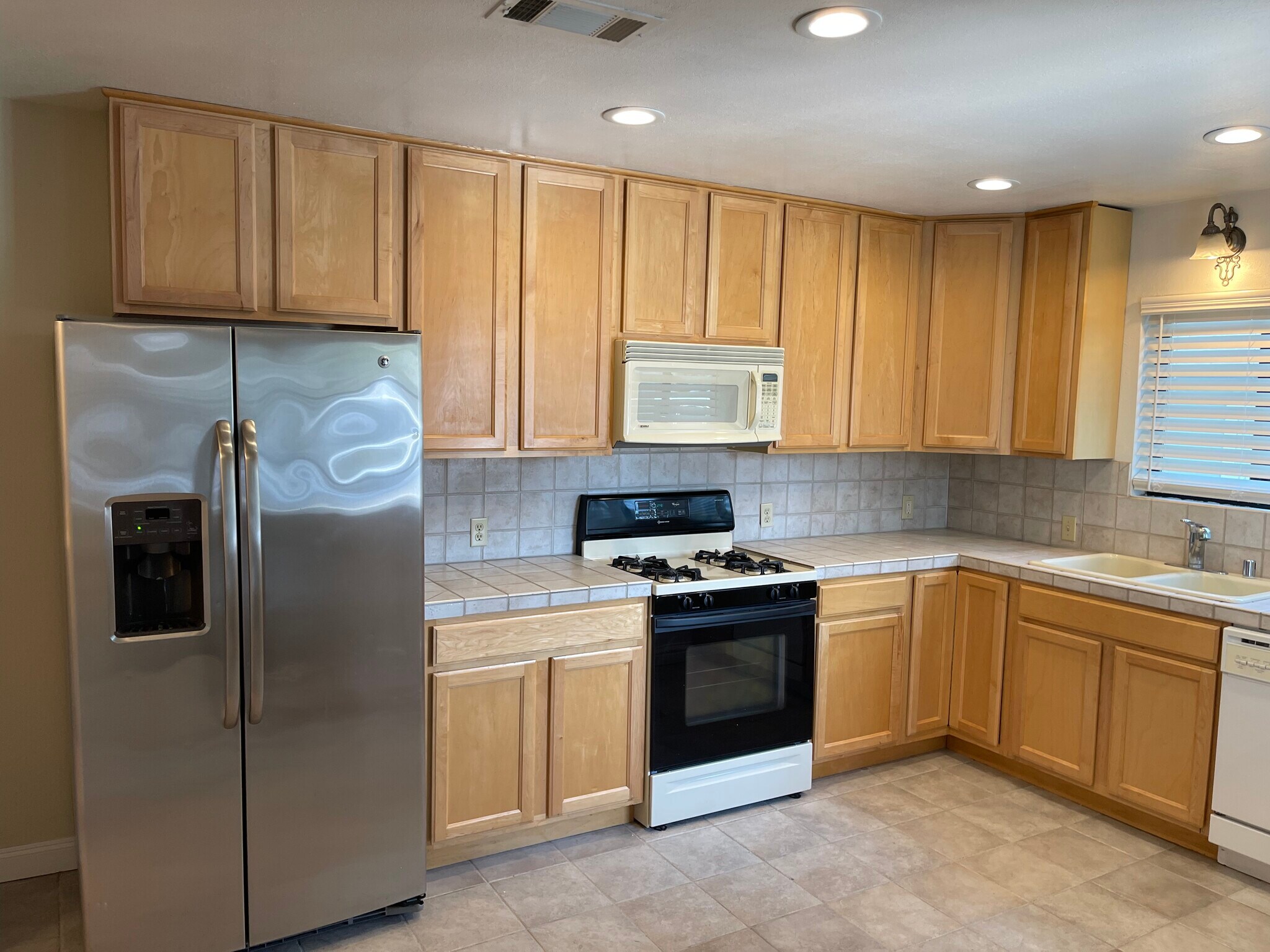 Kitchen gas stove - 1374 Olivina Ave
