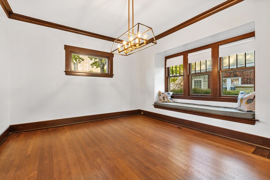 Building Photo - 127 Trowbridge St NE