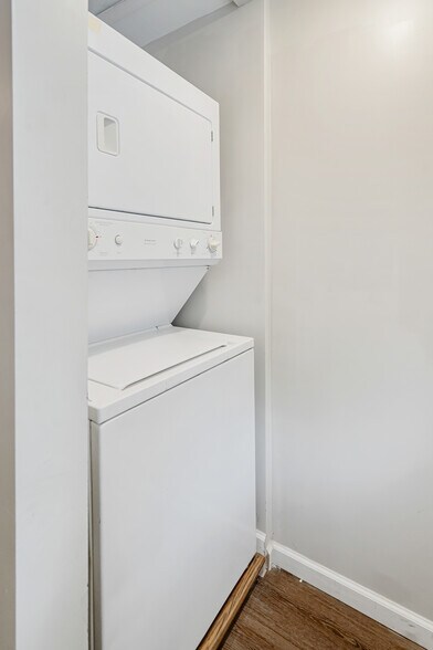 Building Photo - 1340 Pontiac Ave