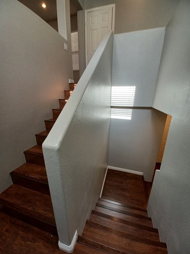 Building Photo - Spacious Tri-Level Home with 4 Bedrooms & ...