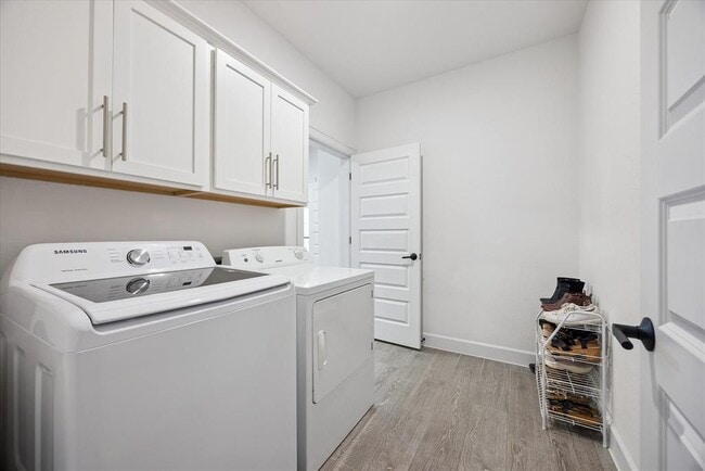 Building Photo - 8112 Skytex St