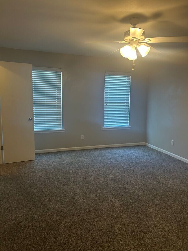 Building Photo - Cozy townhouse
