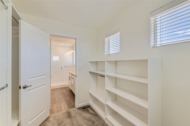 Building Photo - Modern 3BR Townhome | 2-Car Garage | Pool, Gym & Light Rail Access