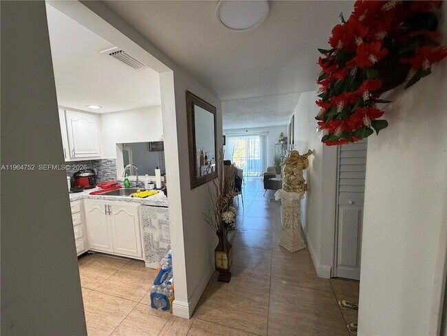 Building Photo - 13685 NE 10th Ave