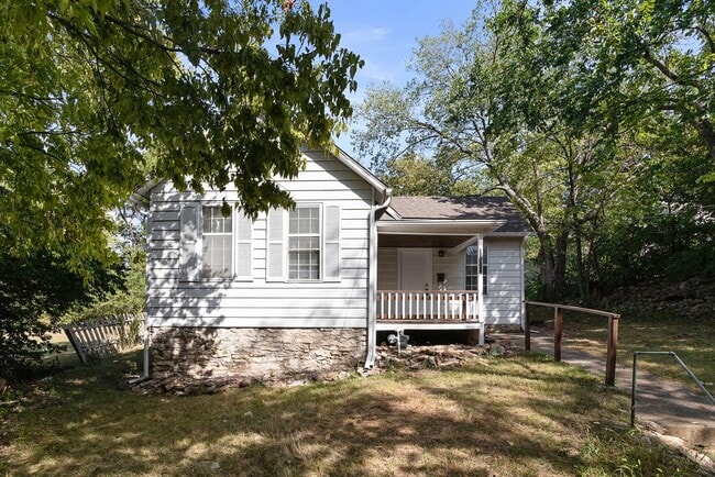 Building Photo - Adorable Two Bedroom House