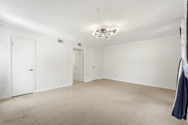 Building Photo - 450 N Post Oak Ln
