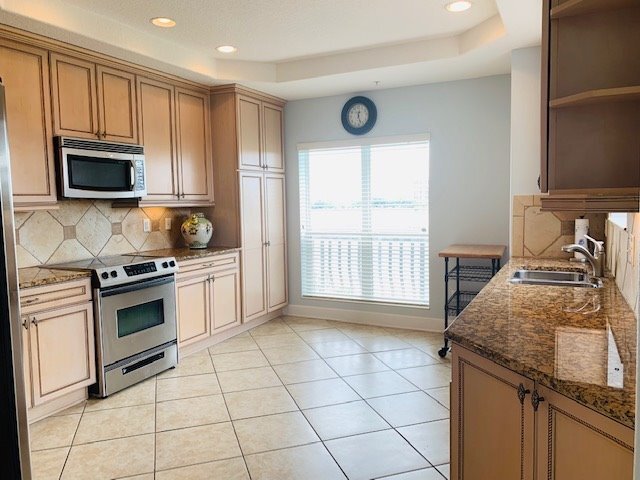 Building Photo - Luxury Top Floor Condo