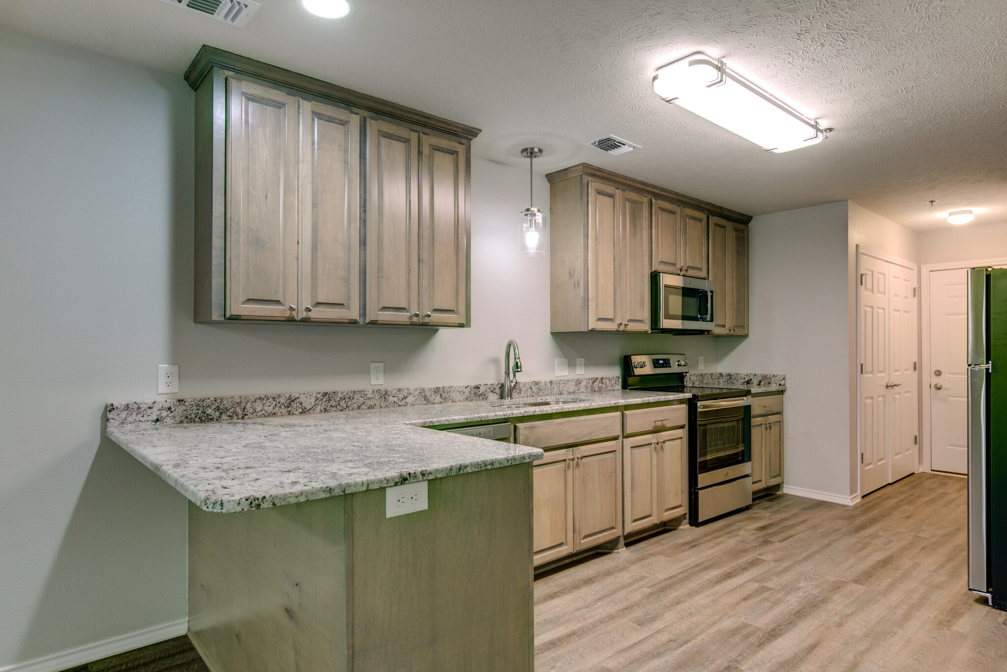 Kitchen - 911 Pecorella St E