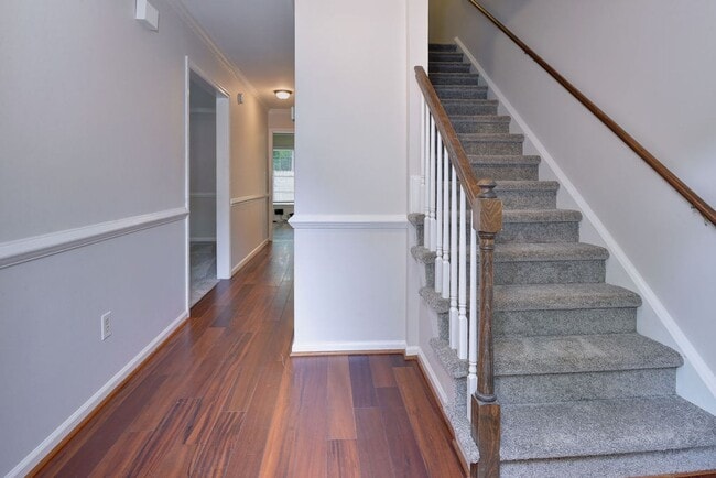 Building Photo - Spacious End-Unit Townhome