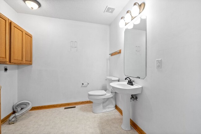 Building Photo - Pet Friendly Three Bedroom!