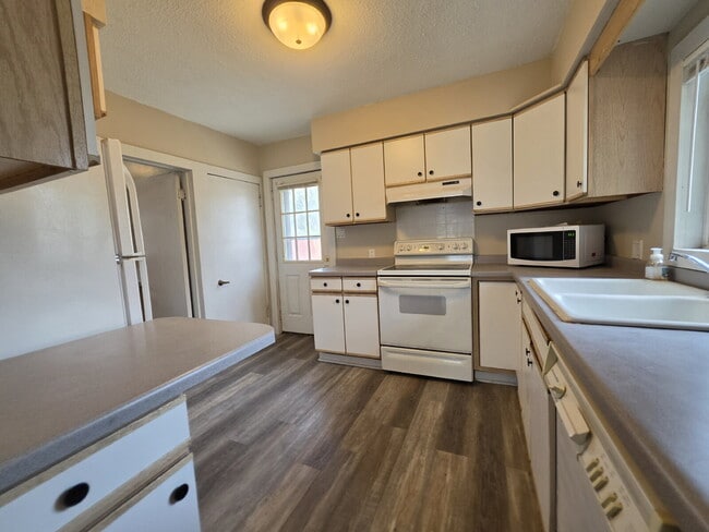 Building Photo - 2 Bedroom, 1 Bathroom Home with Garage Available Now