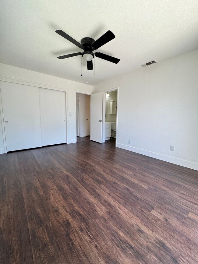 Building Photo - Available now! 3 Bed/2 Bath Home