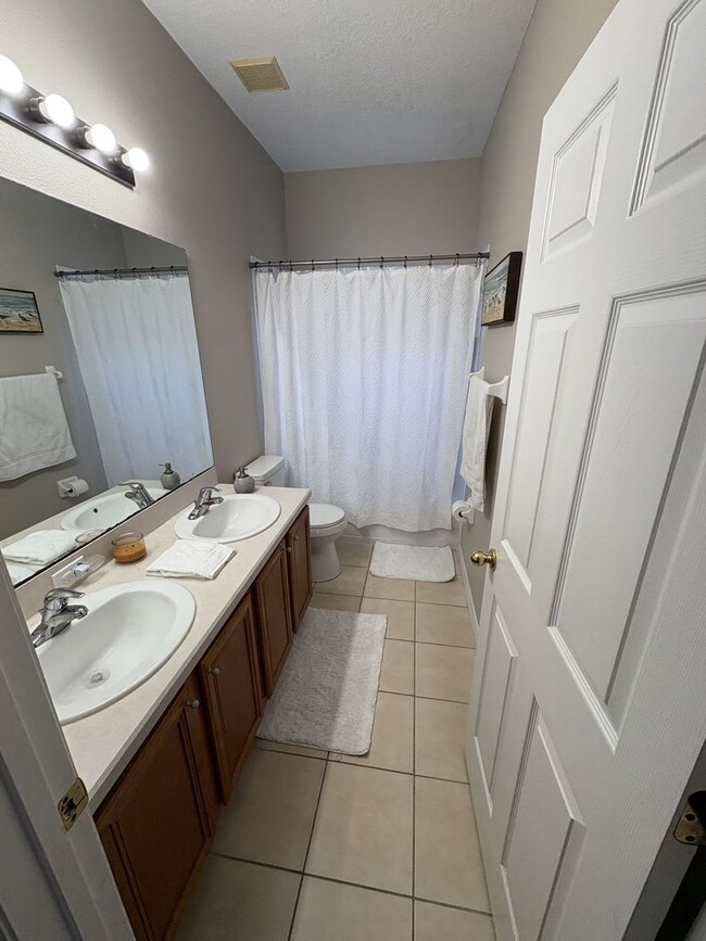 Building Photo - Florida Living Starts Here — Gated, Single-Story, Move-In Ready May 1!