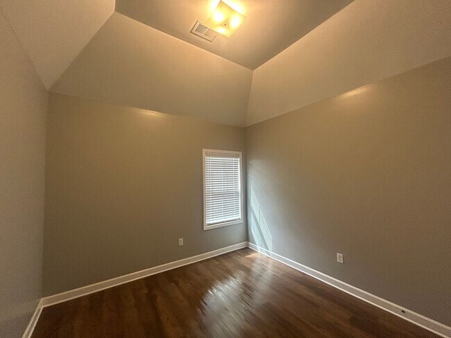 Building Photo - 401 Park St