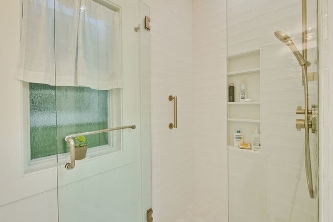 Building Photo - Beautiful 1 Bed 1 Bath Cottage in Highly D...