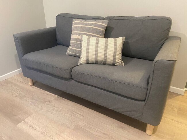 Building Photo - 8A Oak Rd