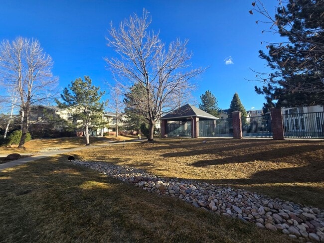 Building Photo - Fresh 2 bedroom, 2 bathroom condo located in Meadows on the Parkway in the heart of Boulder.