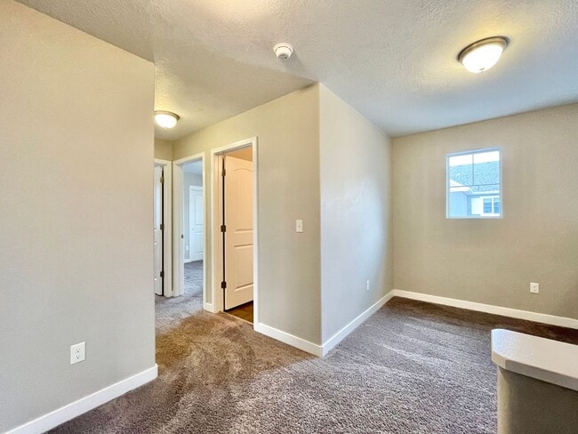 Building Photo - 3037 S Red Pine Dr