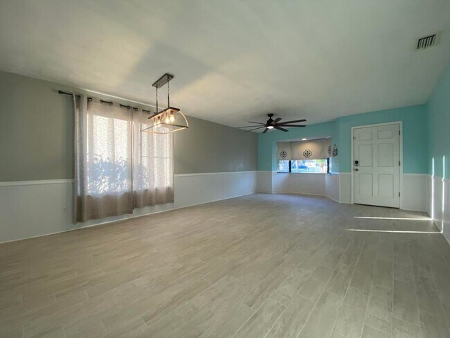 Building Photo - 3/2 Pool Home in Fairway Estates