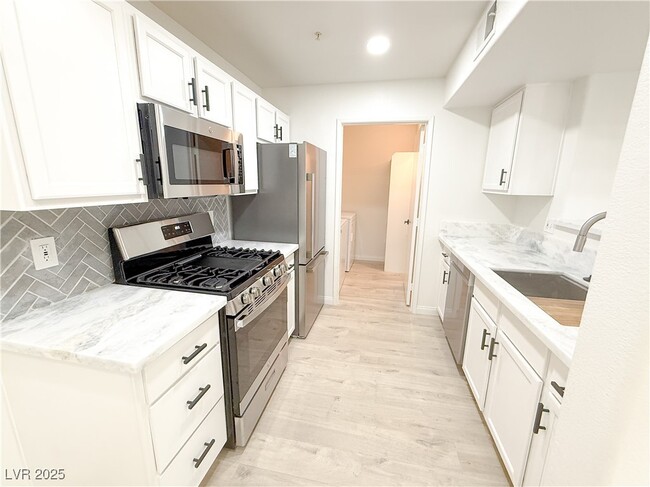 Building Photo - 950 Seven Hills Dr