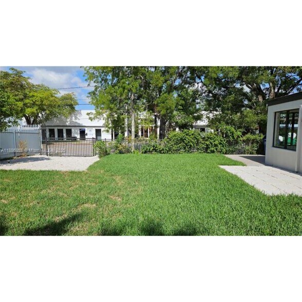 Building Photo - 424 NE 63rd St