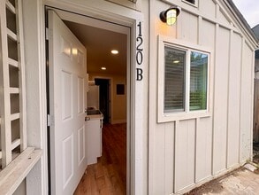 Building Photo - Beautiful new studio in Roseville!