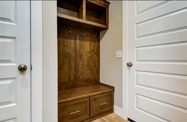 Building Photo - 698 Glenwood Ave