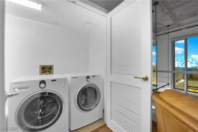 Building Photo - 360 E Desert Inn Rd