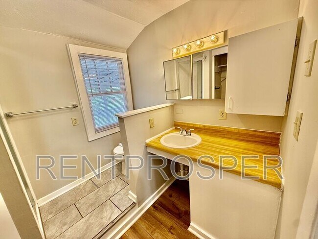 Building Photo - 728 Arlington St