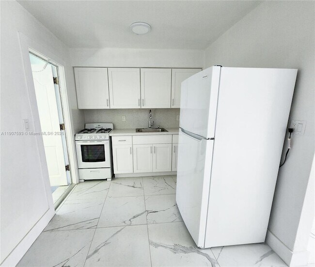 Building Photo - 2465 SW 27th St