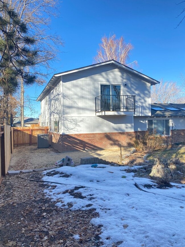 Building Photo - Large 5 Bedroom off of Mayberry Dr.