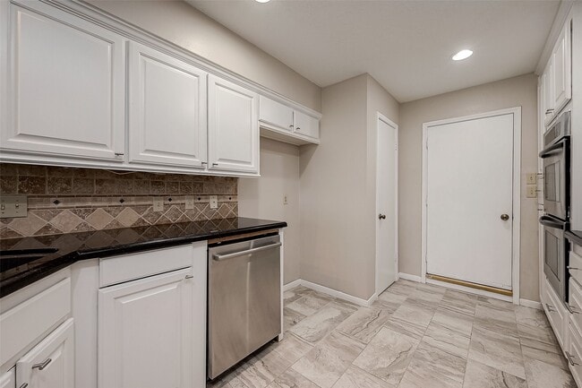 Building Photo - 131 Cove Cir
