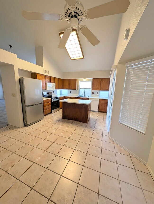 Building Photo - 2325 E Lakecrest Dr