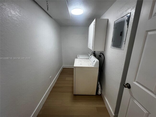 Building Photo - 7124 Southgate Blvd