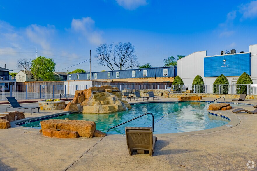 Swimming Pool - University View Denton