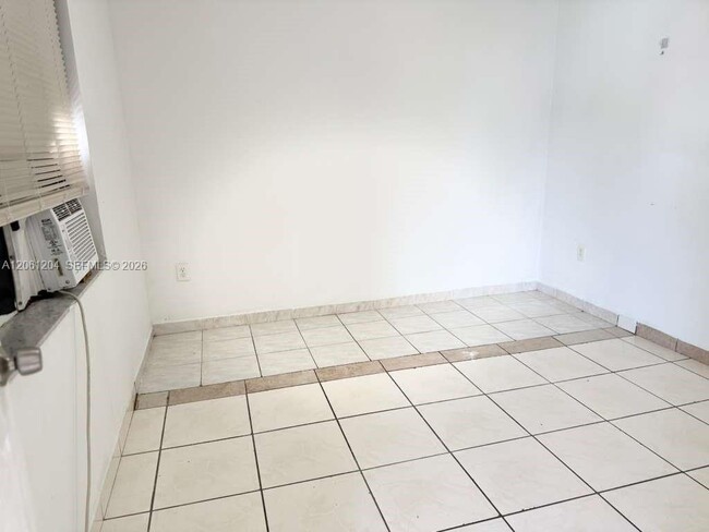 Building Photo - 526 SW 64th Ave