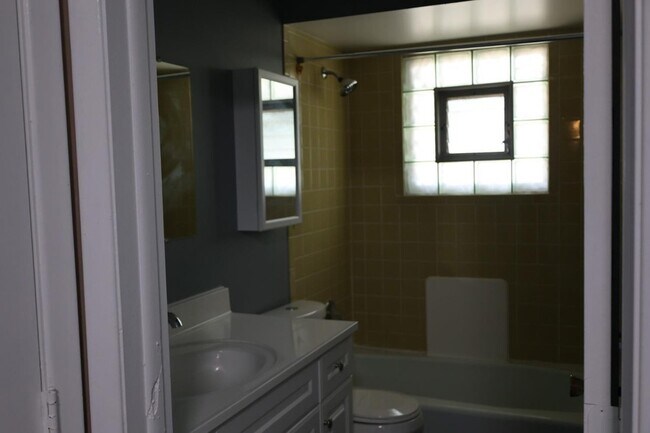 Building Photo - 431 Vine St