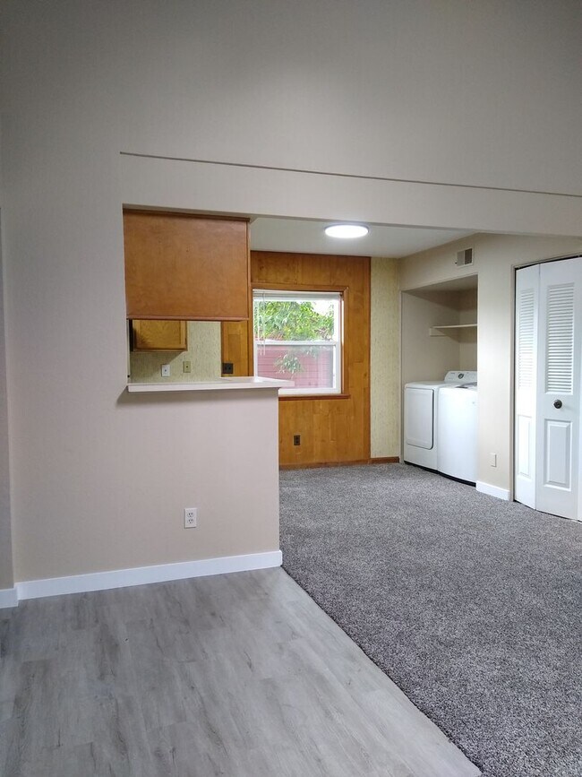 Building Photo - Charming 2 Bedroom 2 Bath w/ Large Yard, 1 Car Garage and Central Air/Heat