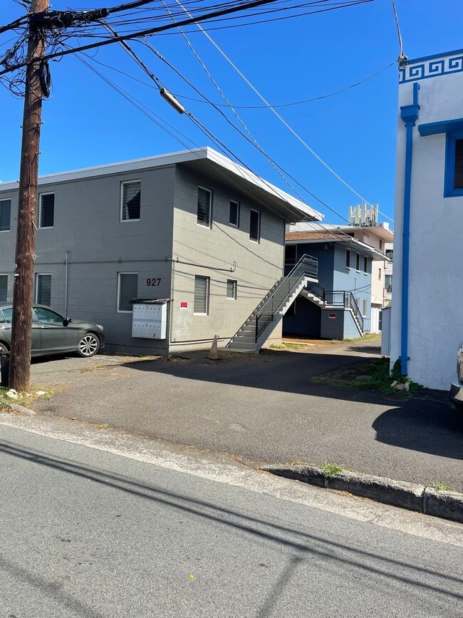 Primary Photo - Moiliili - Hausten St - 2 Bdrm/1 Bath/No P...