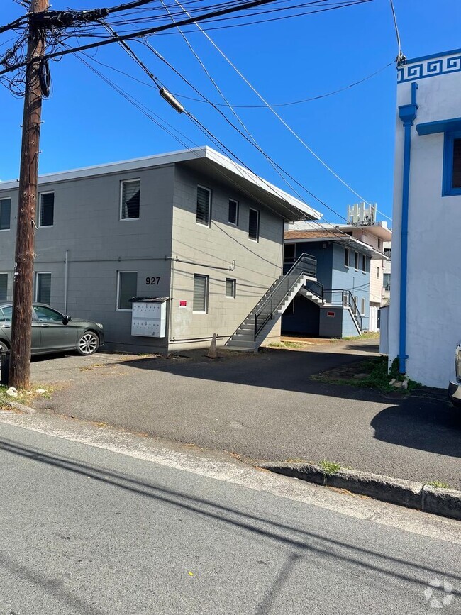 Building Photo - Moiliili - Hausten St - 2 Bdrm/1 Bath/No P...