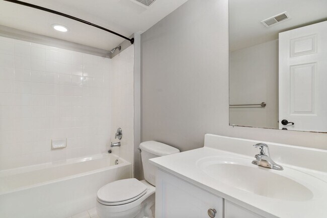 Building Photo - Spacious Home in Port Potomac