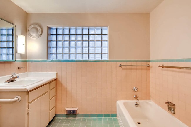 Building Photo - Laurelhurst View Home