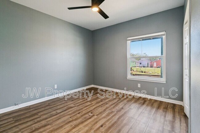 Building Photo - 2632 Annette St