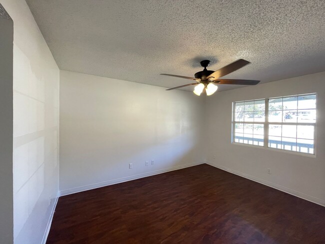 Building Photo - Spacious home on almost an acre in the hea...