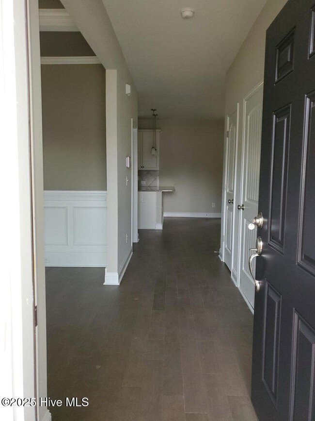 Building Photo - 560 Hampstead Pl