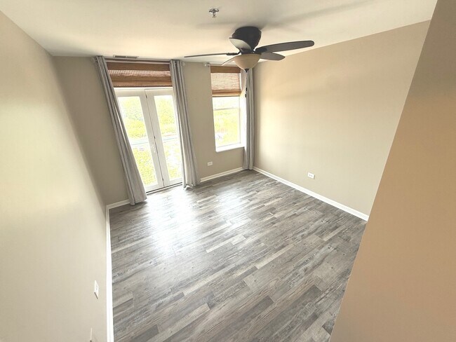 Building Photo - 400 Village Cir