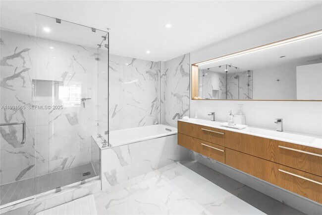 Building Photo - 9521 E Bay Harbor Dr