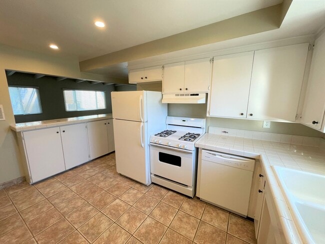 Building Photo - Pierpont Beach Duplex